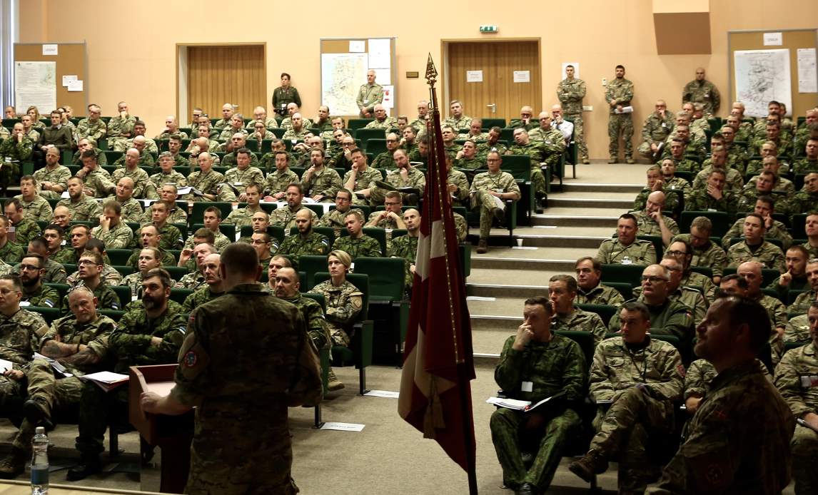Deltagere til NATO-øvelse i konferencelokale.