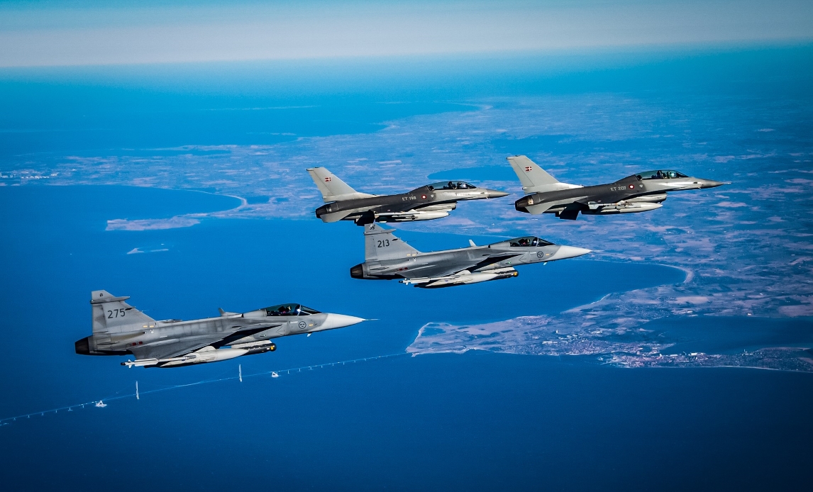 Danske F16-kampfly og svenske JAS 39 Gripen-kampfly på træning i Danmark og Sverige