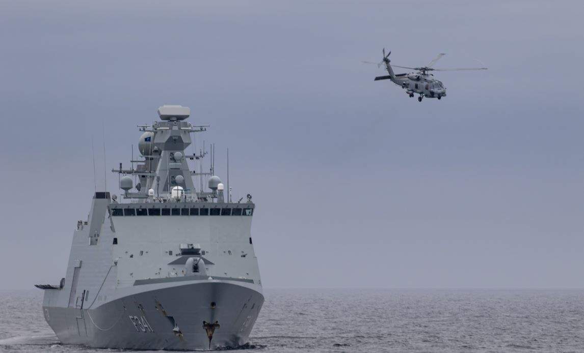 Fregatten Absalon med Seahawk-helikopter under øvelse med SNMG1-styrken.