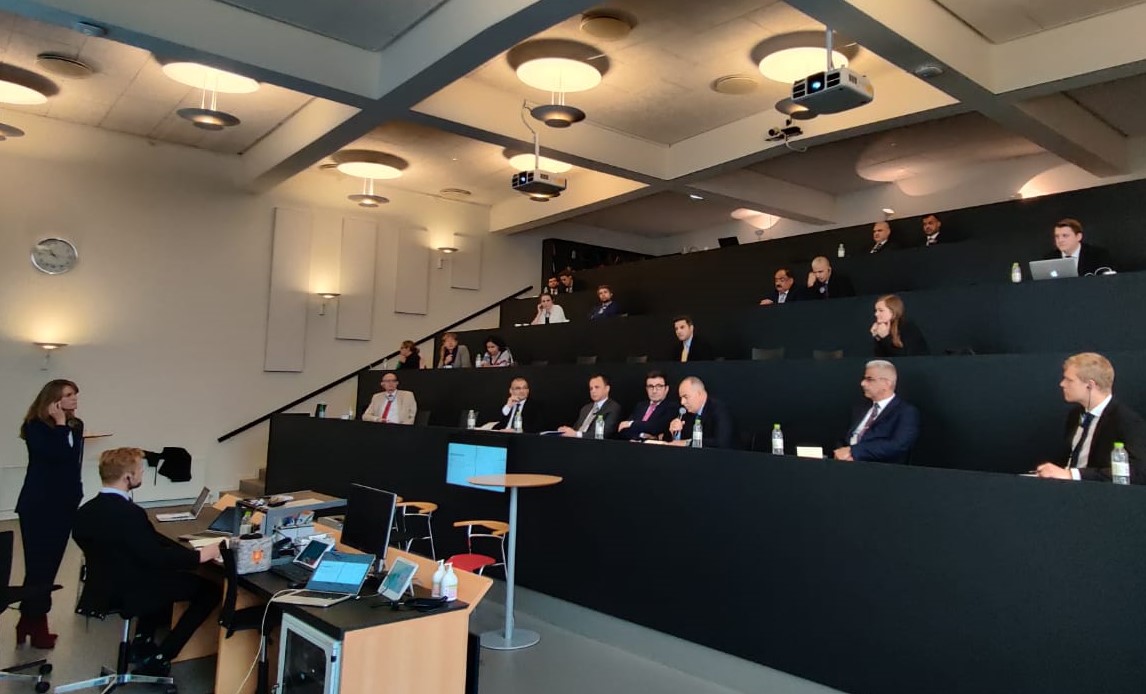 Deltagere til seminar om danske og irakiske sikkerhedsdynamikker i auditorium.