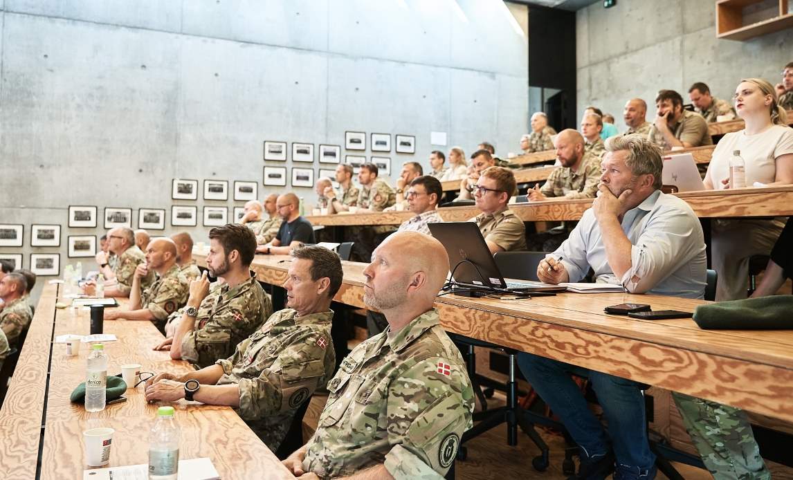 Godt 80 personer var mødt op i auditoriet på Svanemøllens Kaserne, og omkring 300-400 folk fra Forsvaret så med online.