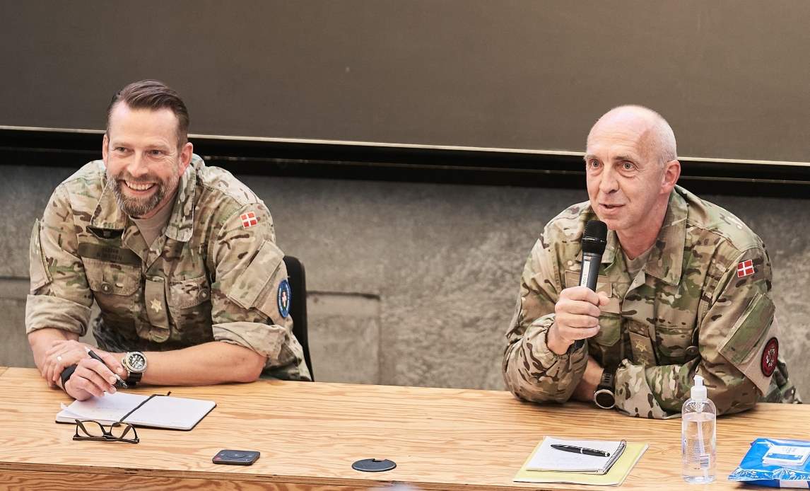 Brigadegeneral Brian Nissen (t.v.) og generalmajor Gunnar Arpe Nielsen var blandt seminarets oplægsholdere og deltog begge i den afsluttende paneldebat, hvor publikums spørgsmål styrede samtaleemnerne.