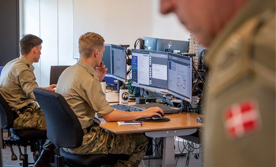 Cyberværnepligtige er i gang med deres uddannelse, som skal styrke Forsvarets beskyttelse mod cybertrusler.