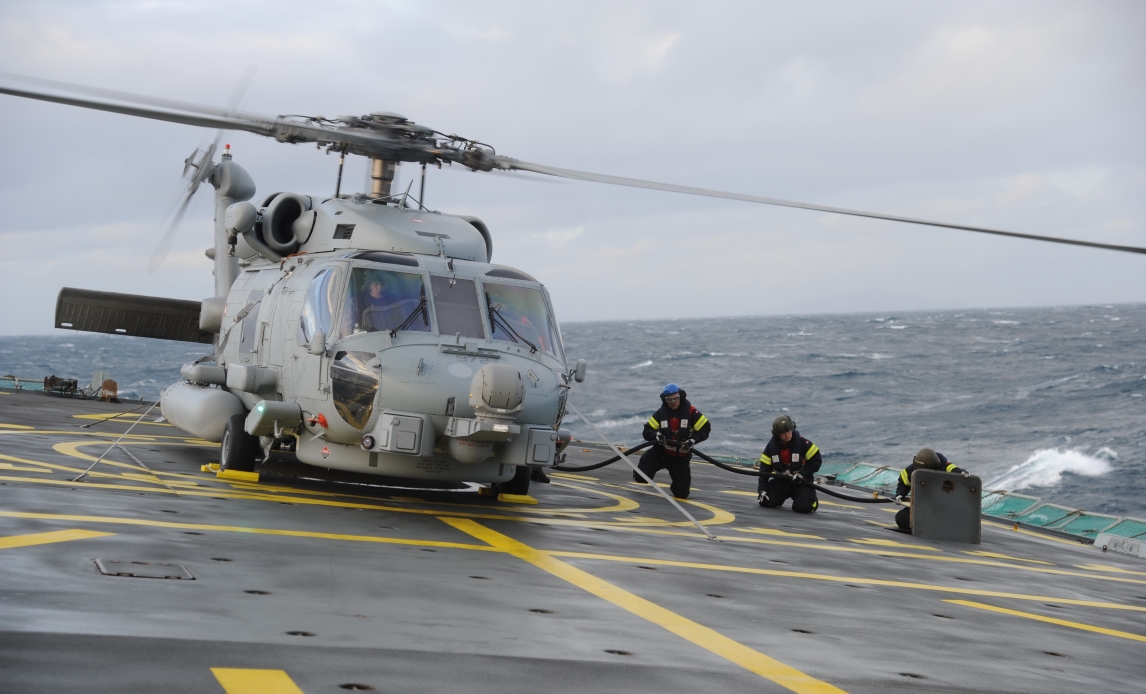 I midten af november 2017 er HDMS Esbern Snare i Nordatlanten omkring Færøerne, hvor de afprøver MH-60R Seahawk i høj søgang og masser af blæst. Helikopteren skal testes i hårdt vejr sammen med hver skibsklasse Søværnet råder over, og nu er turen altså kommet til støtteskibene i Absalon-klassen.