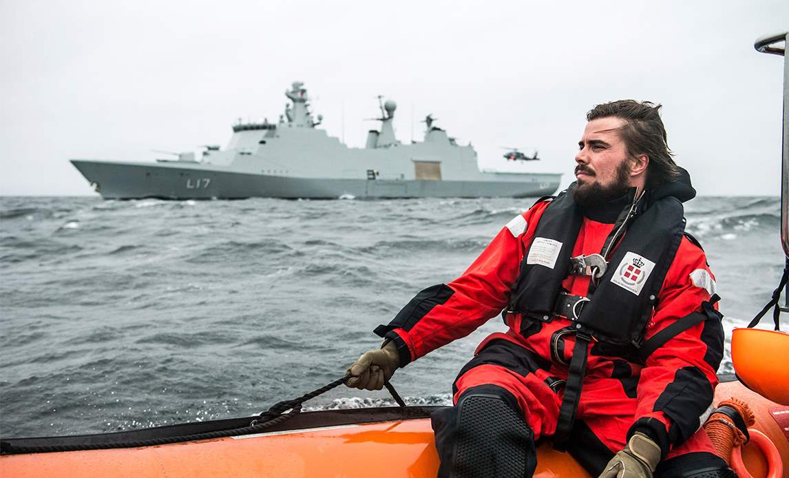 HDMS Esbern Snare træner helikopteroperationer med MH-60R Seahawk ud for Sjællands Odde