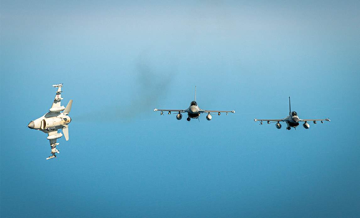 Tre F-16 fly i formationsflyvning.