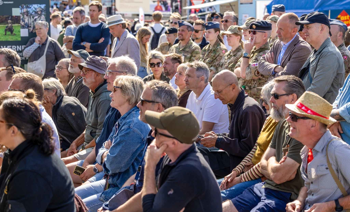 Publikum til debat ved Forsvaret scene J10 på Folkemødet juni 2026.