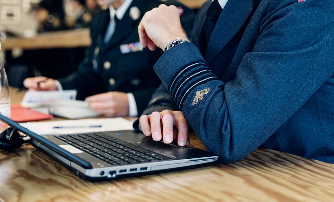 Mand der arbejder på sin computer.