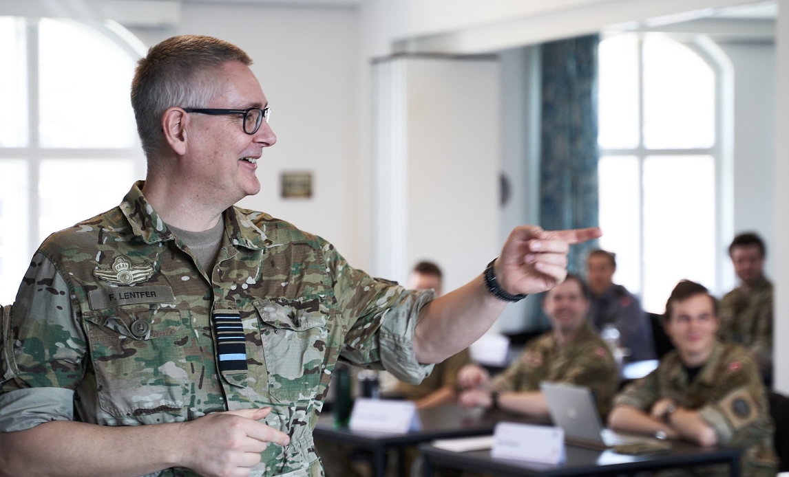 Forsvarschef, general Flemming Lentfer, besøger kadetterne ved Flyvevåbnets Officersskole.