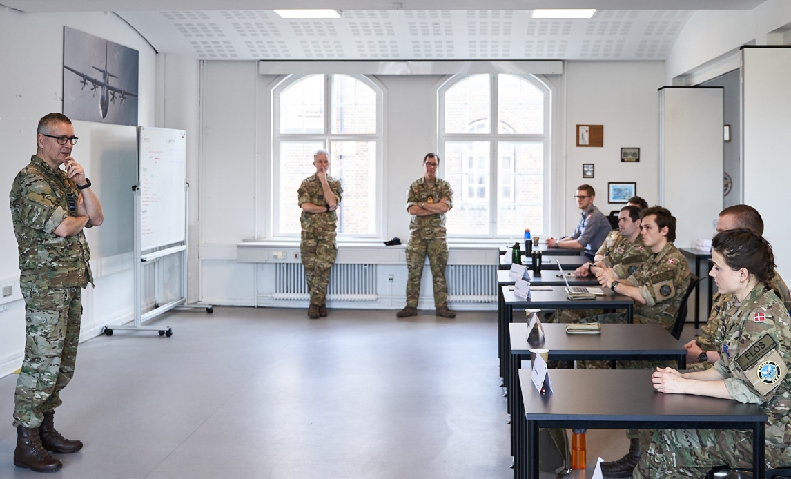 Forsvarschef, general Flemming Lentfer, besøger kadetterne ved Flyvevåbnets Officersskole.