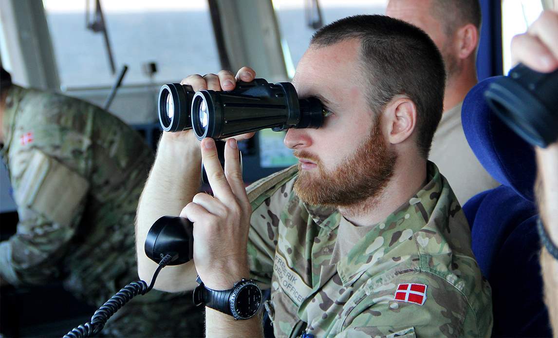 Officer i Søværnet observerer fra broen af Iver Huitfeldt.