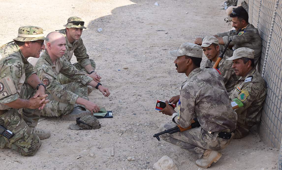 Under instruktøruddannelsen indgår de danske soldater som mentor for de irakiske instruktører.