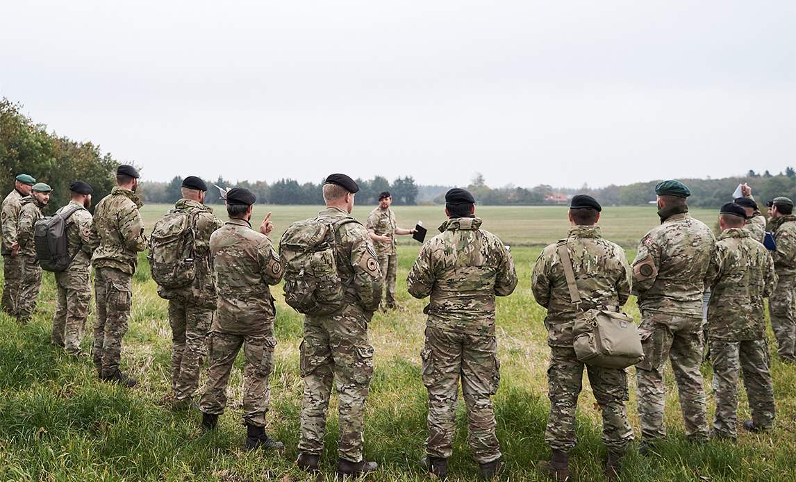 Studerende på den Militære Akademieuddannelse i felten i Varde.