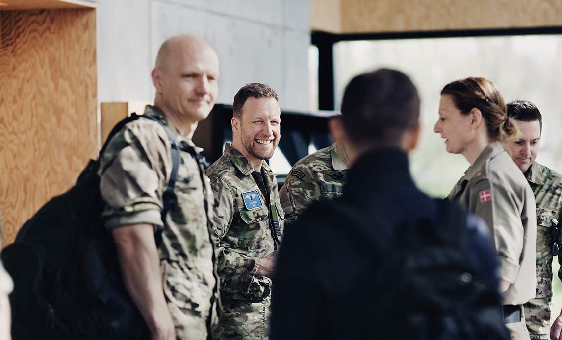 Deltagere på kursus på Master i Militære Studier i samtale.