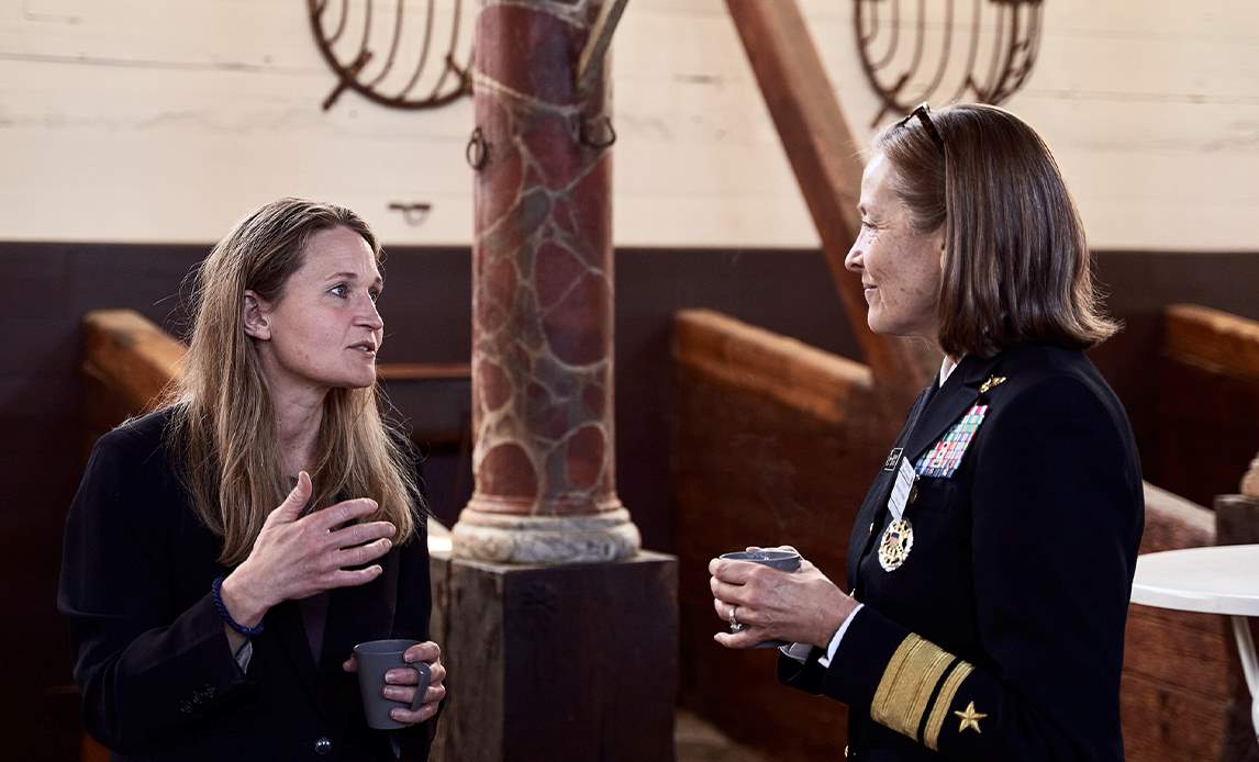 Camilla Ann Meyn og Rear Admiral Shoshana Chatfield
