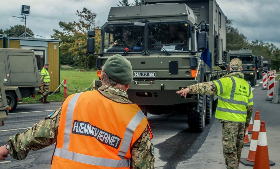 NATO-køretøjer på vej gennem Danmark. Hjemmeværnet viser vej.