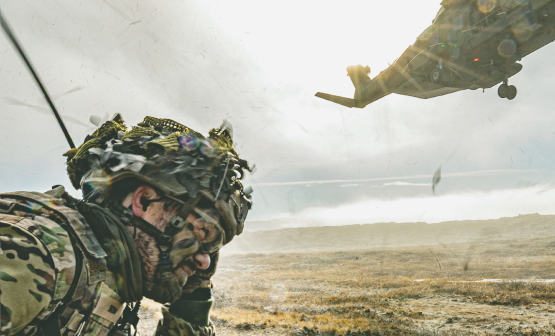 Soldat og helikopter