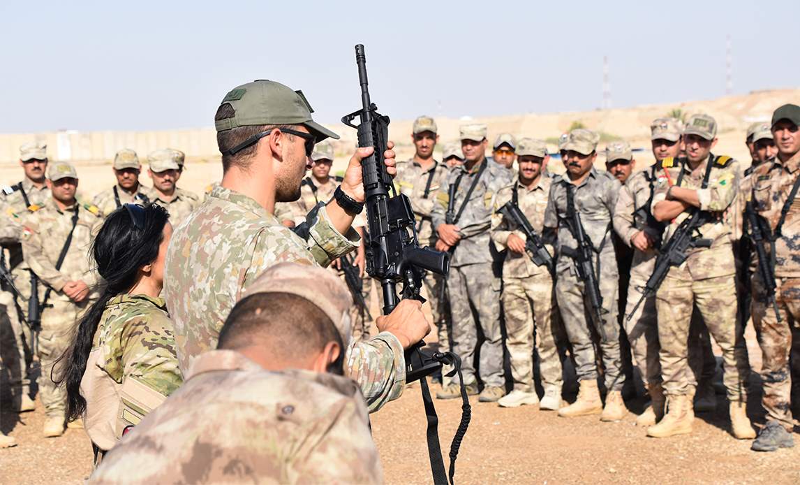 Lektion i våbenhåndtering for Irakiske styrker.