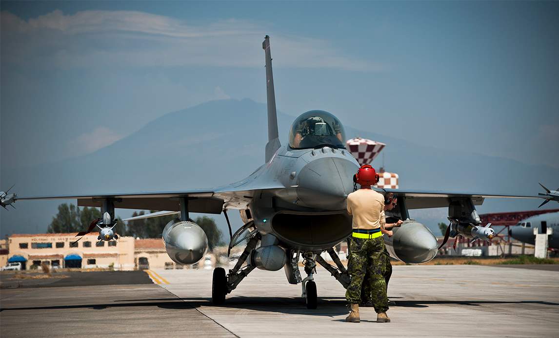 Kampklar F-16 på jorden.