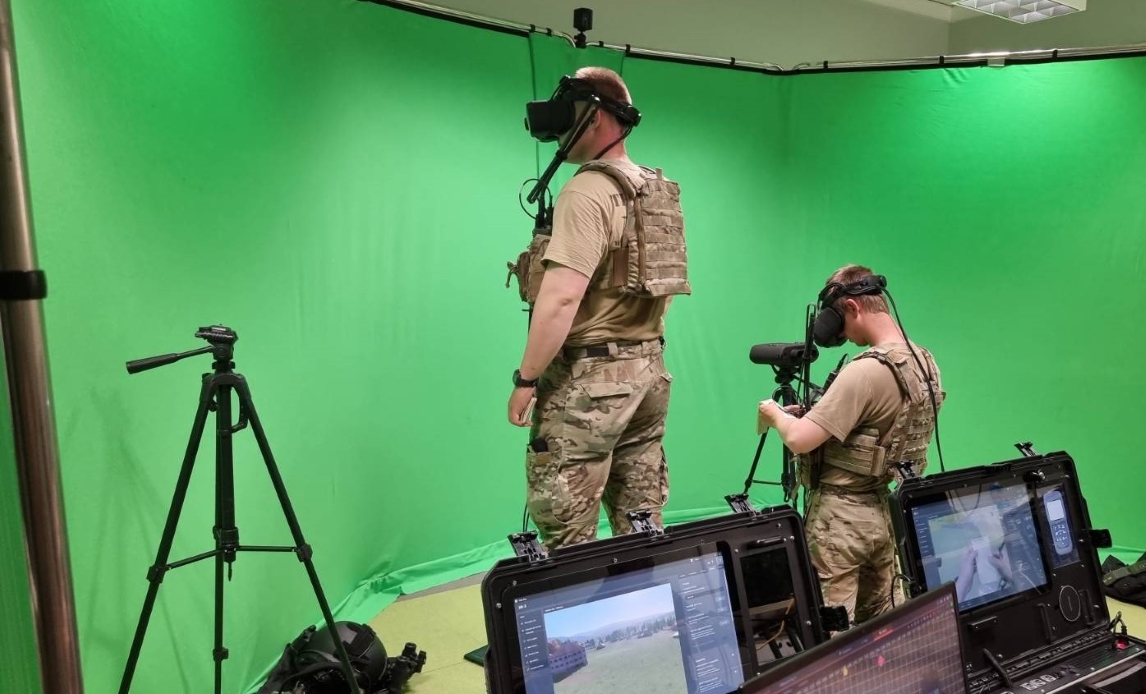 eFP træner med JTAC/flystøtte. I øvelsen indgik mixed Virtuel Reality simulation, således at JTAC’s og TACP både havde samarbejdet en til en, men også via simulation.