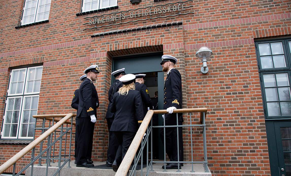 Søværnets kadetter indtager Svanemøllens Kaserne.