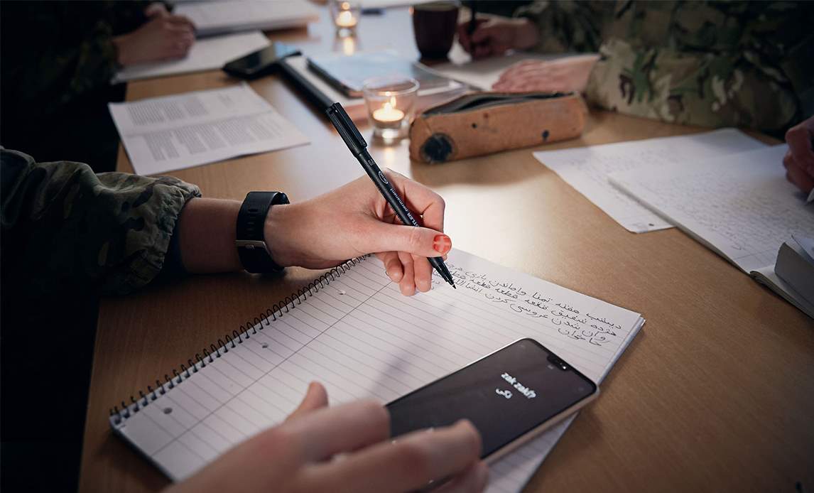 Kadet på Sprogofficersuddannelsen arbejder på opgave.