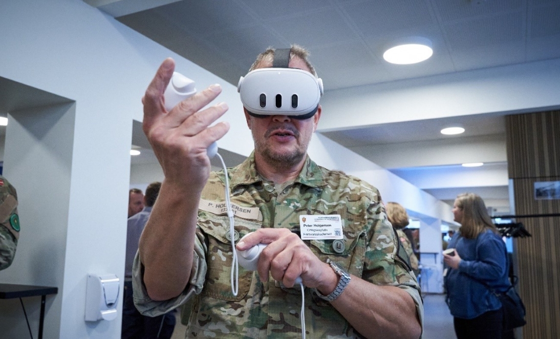 Deltager prøver VR-briller på Forsvarsakademiets Uddannelseskonference 2023