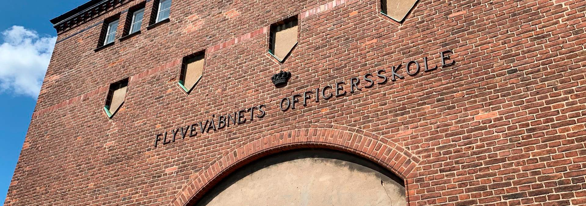 Facaden på Flyvevåbnets Officersskole.