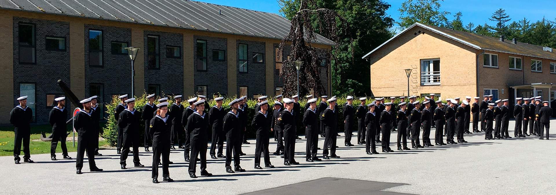 Parade ved Søværnets Sergentskole.