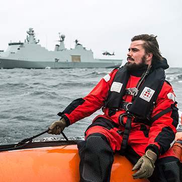 HDMS Esbern Snare træner helikopteroperationer med MH-60R Seahawk ud for Sjællands Odde.