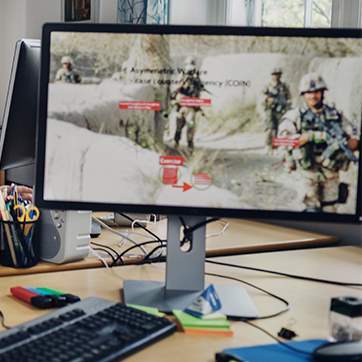 Computerskærm med billede af soldater.