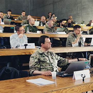 Studerende på Master i Militære Studier til undervisning.