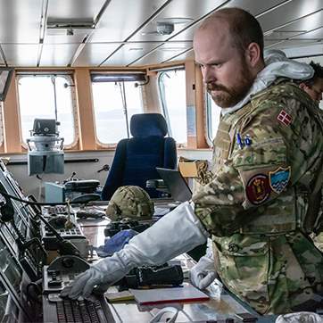 Nyuddannet kadet bliver trænet i navigation under angreb fra hurtigindkommende fartøjer.