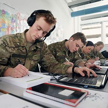 Kadet på Sprogofficersuddannelsen i gang med lytteøvelse.