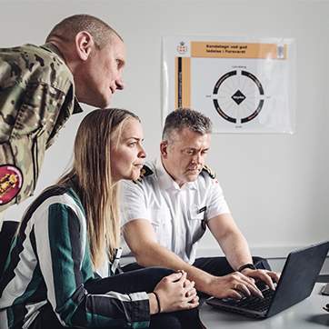 Personer ved computer.