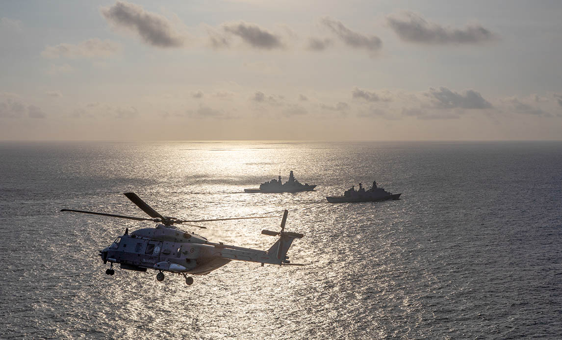 Helikoptere i luften over Guinea-bugten.